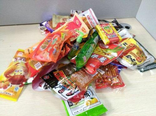 小布娱乐边吃零食边吃瓜,零食瓜果相伴，轻松畅享娱乐时光