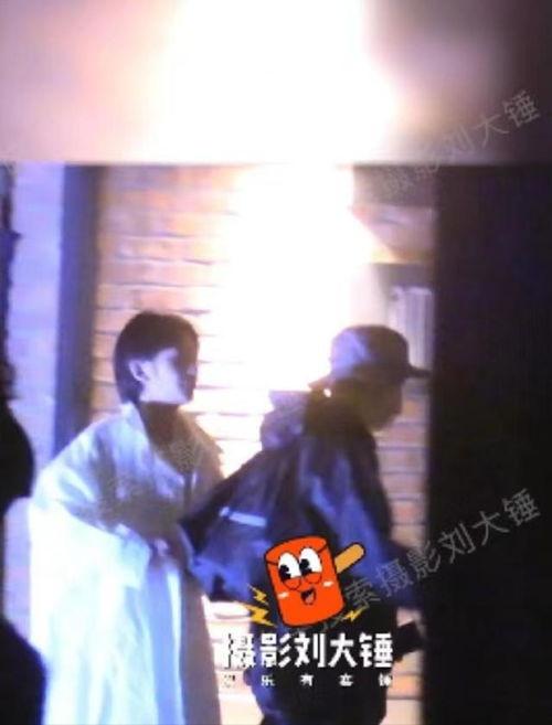 吃瓜娱乐酱第一次结婚,揭秘首次婚姻背后的甜蜜与挑战